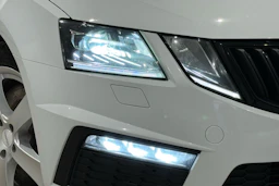 valkoinen Skoda Octavia 2019 kuva 49.