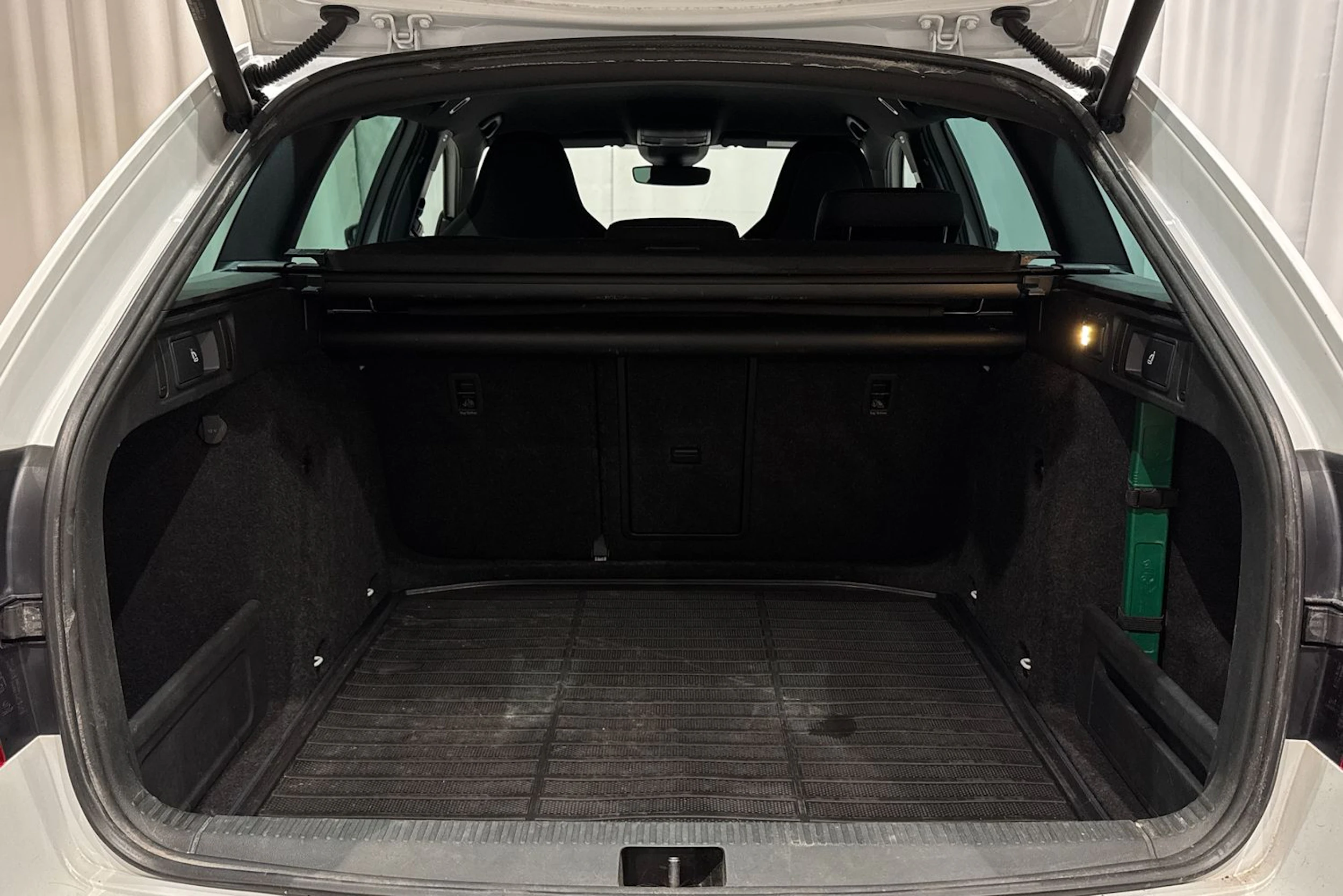 valkoinen Skoda Octavia 2019 kuva 50.