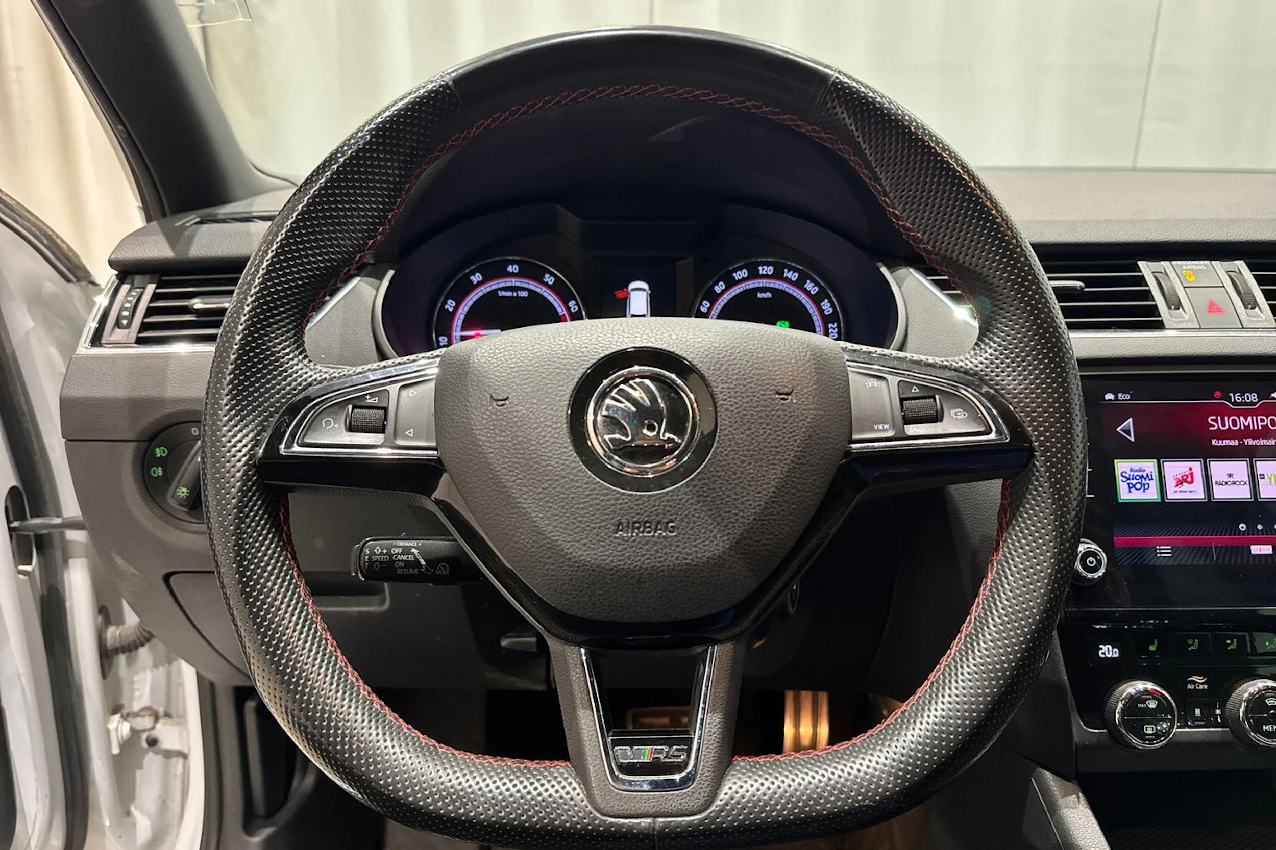 valkoinen Skoda Octavia 2019 kuva 54.