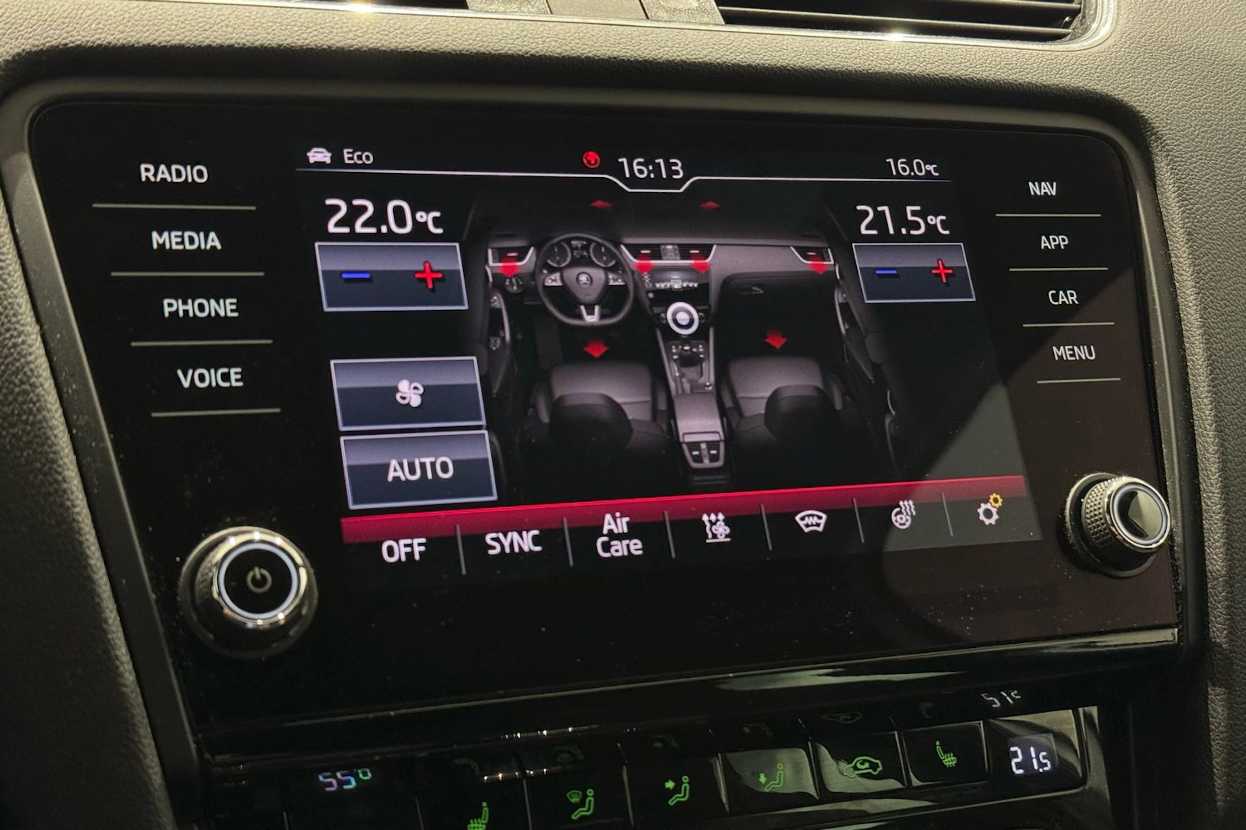 valkoinen Skoda Octavia 2019 kuva 58.