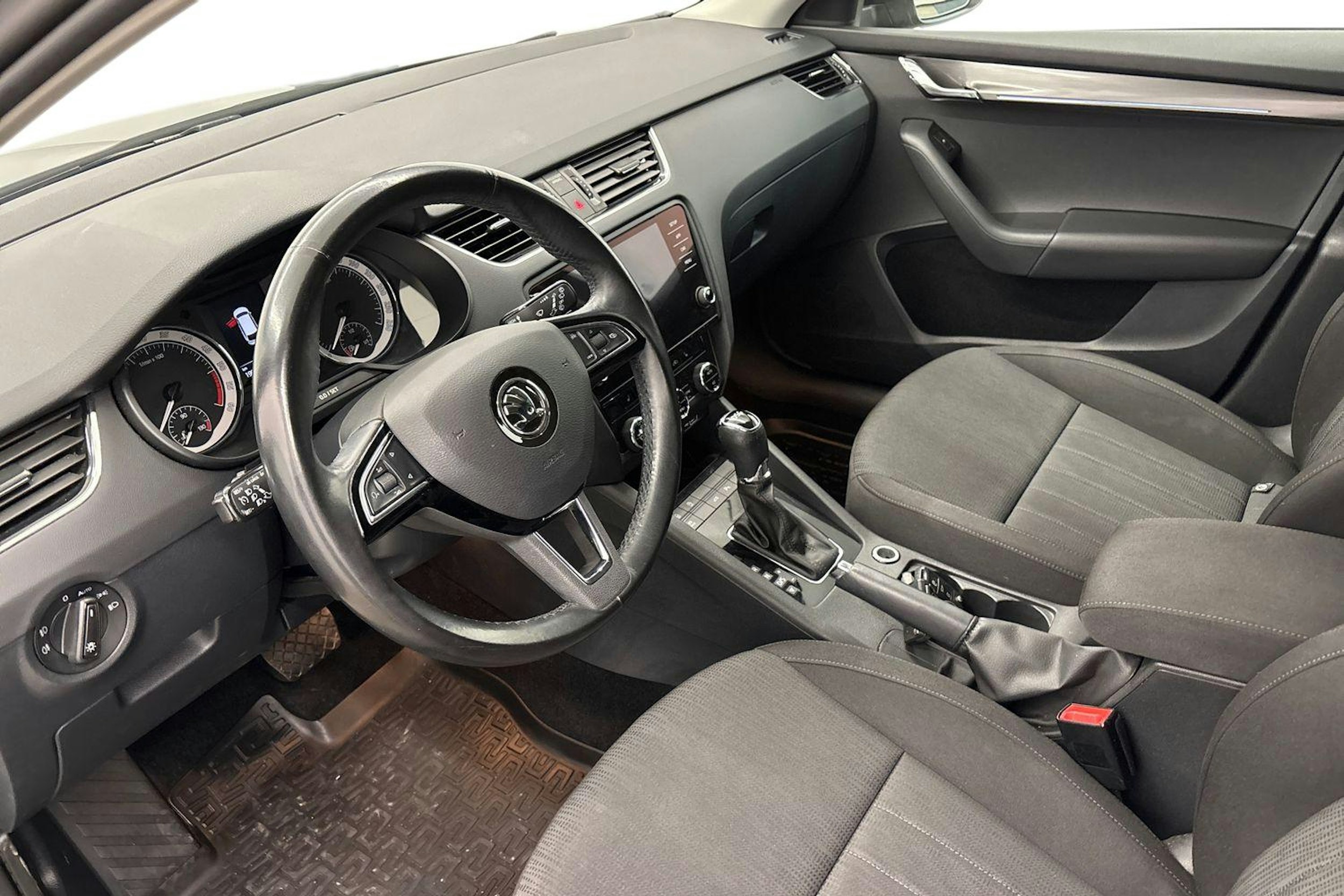 musta Skoda Octavia 2019 kuva 7.