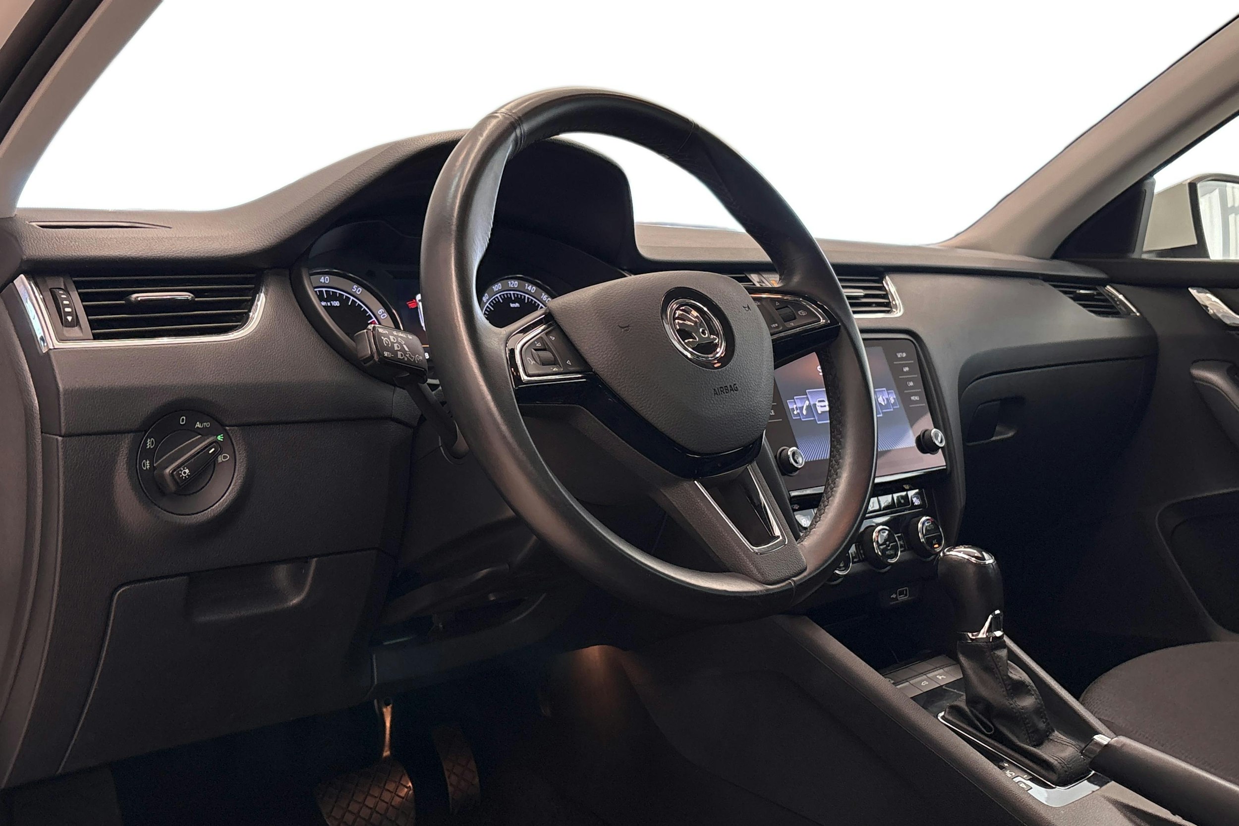 valkoinen Skoda Octavia 2019 kuva 7.