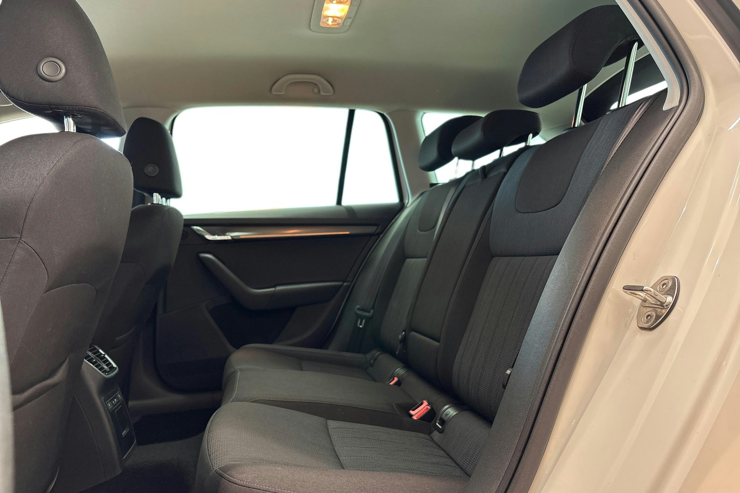 valkoinen Skoda Octavia 2019 kuva 10.
