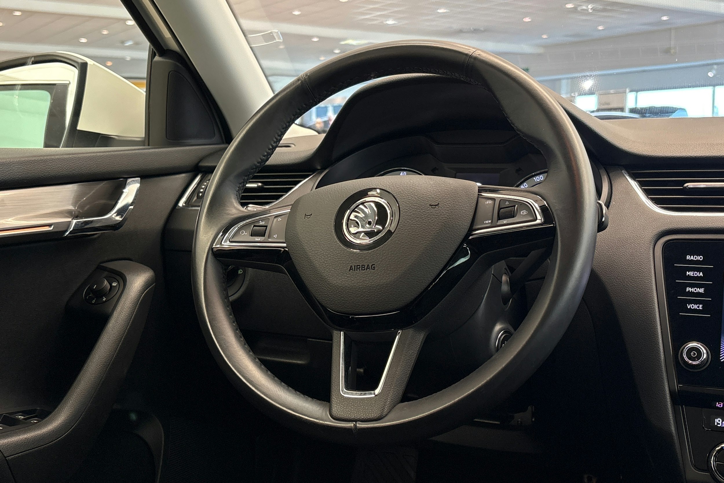 valkoinen Skoda Octavia 2019 kuva 14.