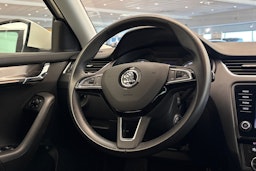 valkoinen Skoda Octavia 2019 kuva 14.