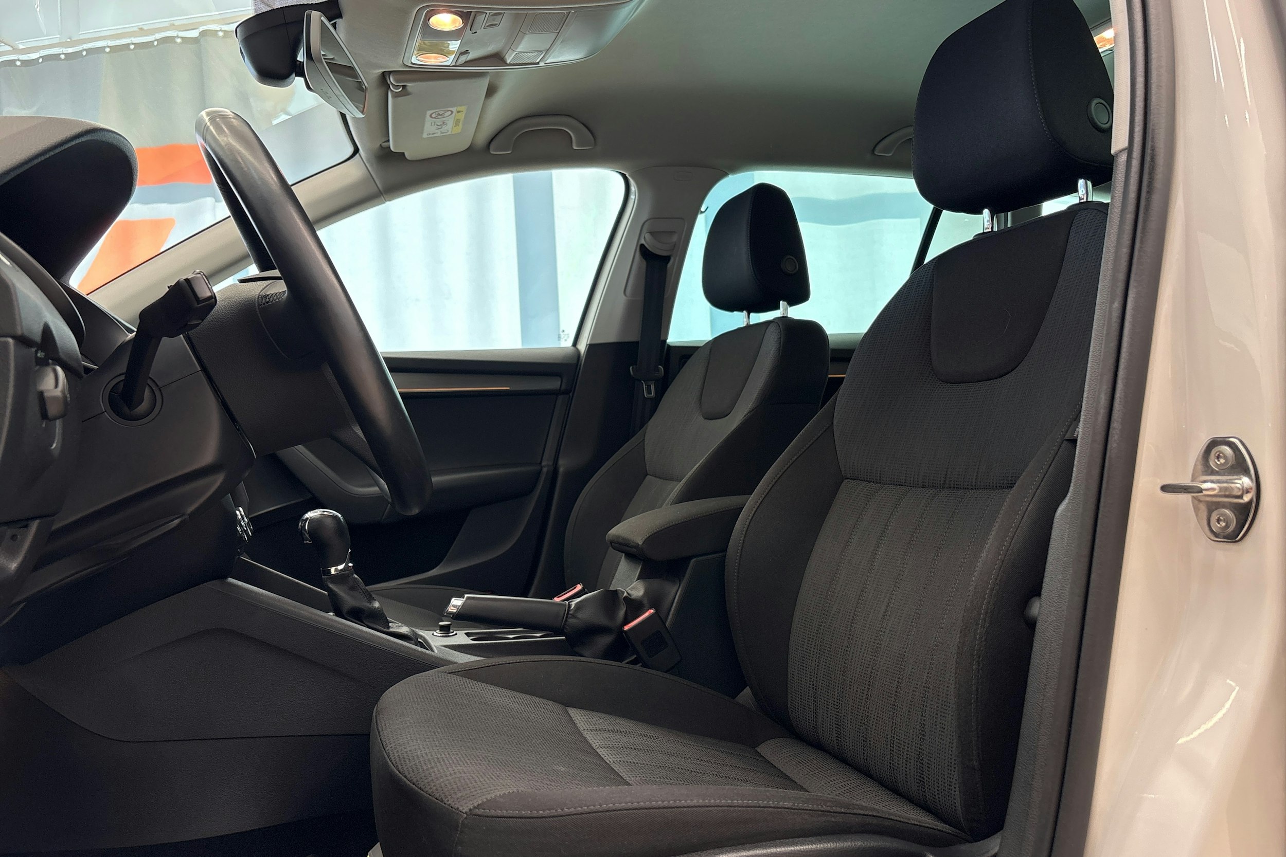 valkoinen Skoda Octavia 2019 kuva 16.