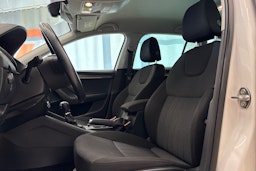 valkoinen Skoda Octavia 2019 kuva 16.
