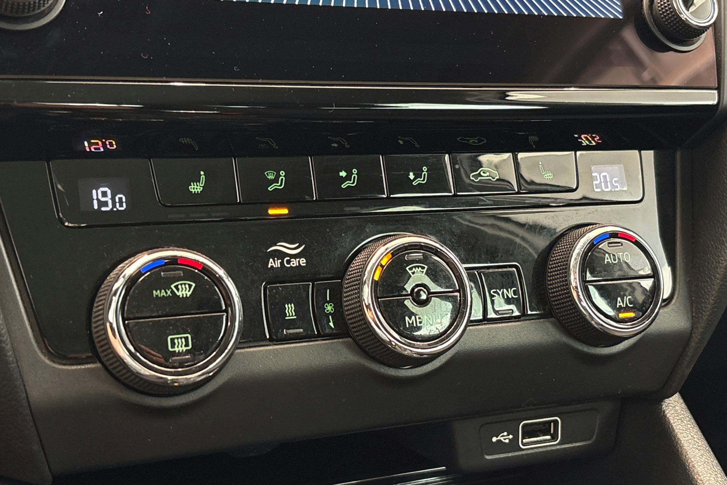 valkoinen Skoda Octavia 2019 kuva 21.