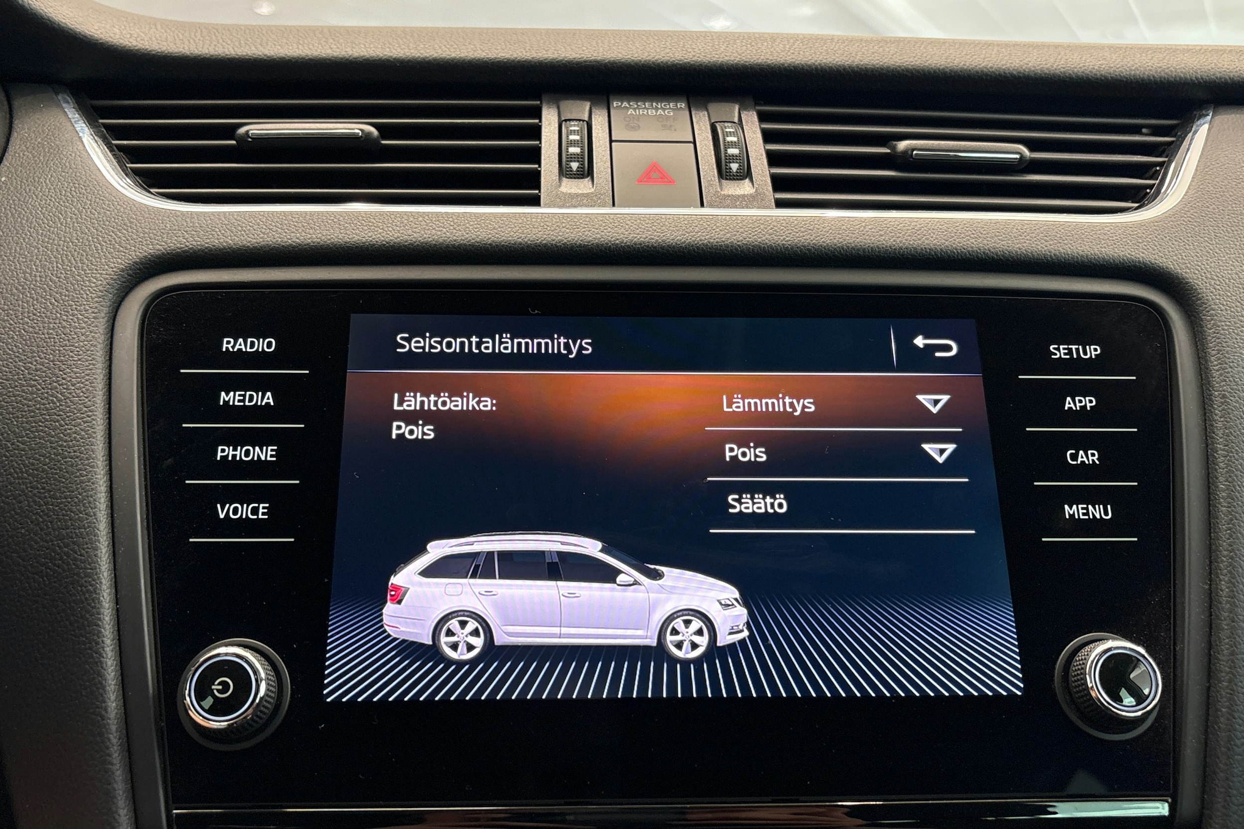 valkoinen Skoda Octavia 2019 kuva 26.