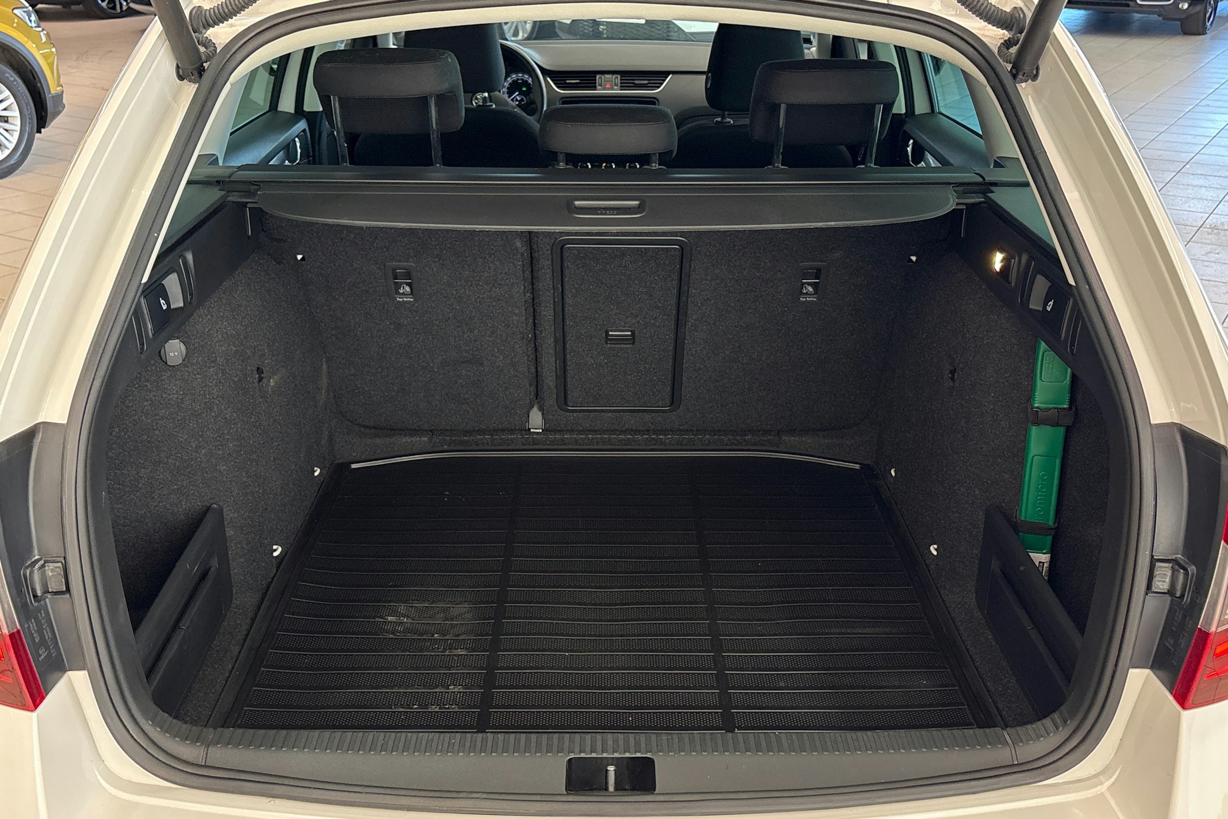 valkoinen Skoda Octavia 2019 kuva 28.