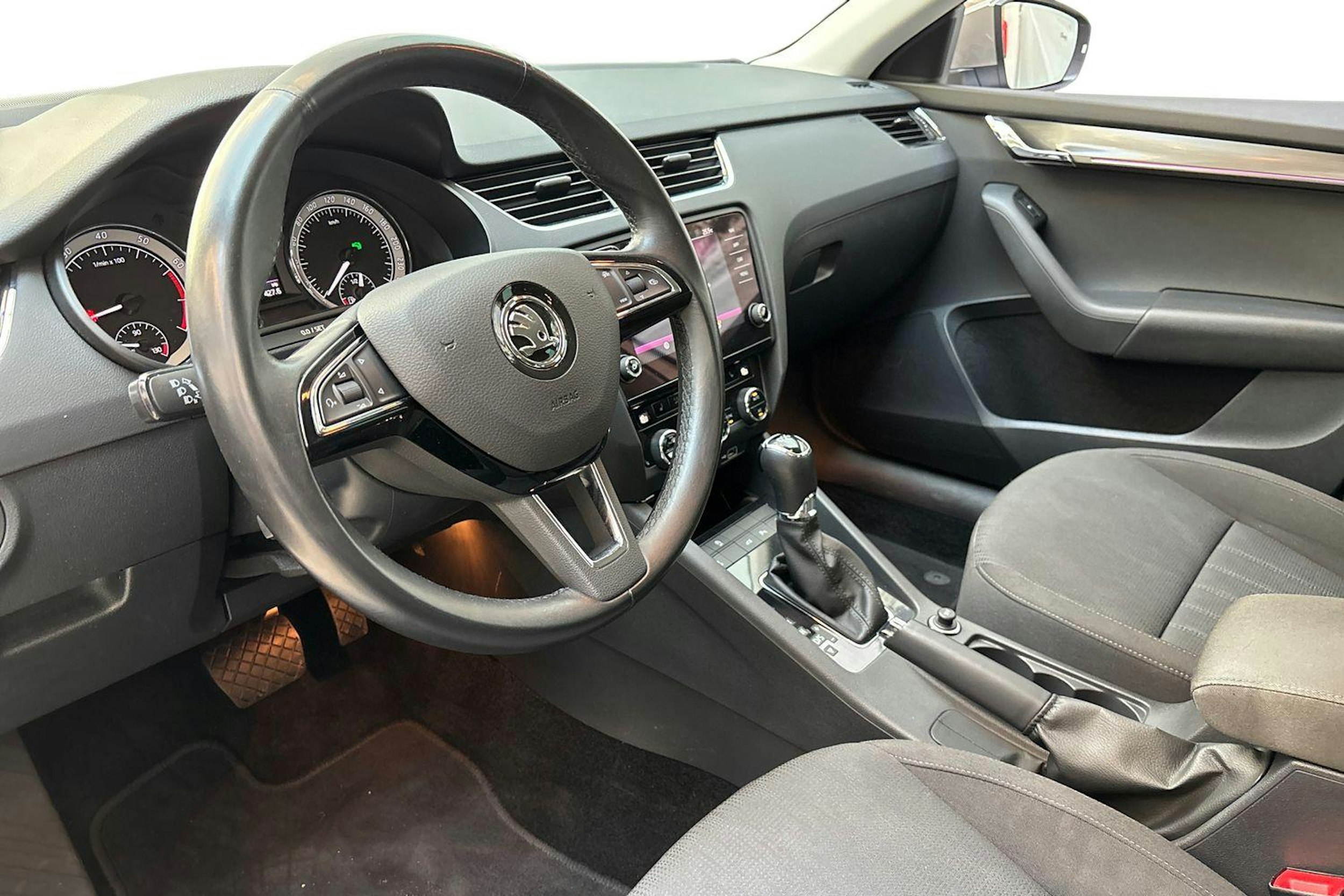 ruskea (beige) Skoda Octavia 2019 kuva 6.