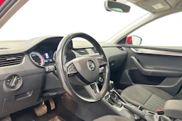 punainen Skoda Octavia 2019 kuva 3.