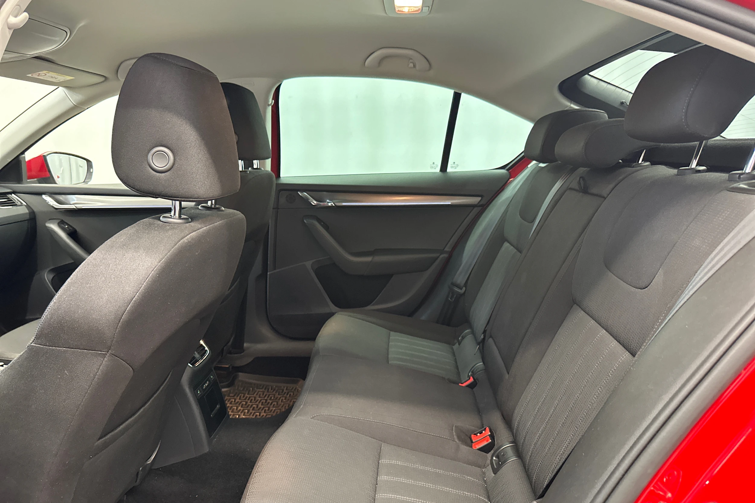 punainen Skoda Octavia 2019 kuva 4.