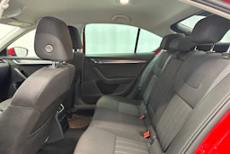 punainen Skoda Octavia 2019 kuva 4.