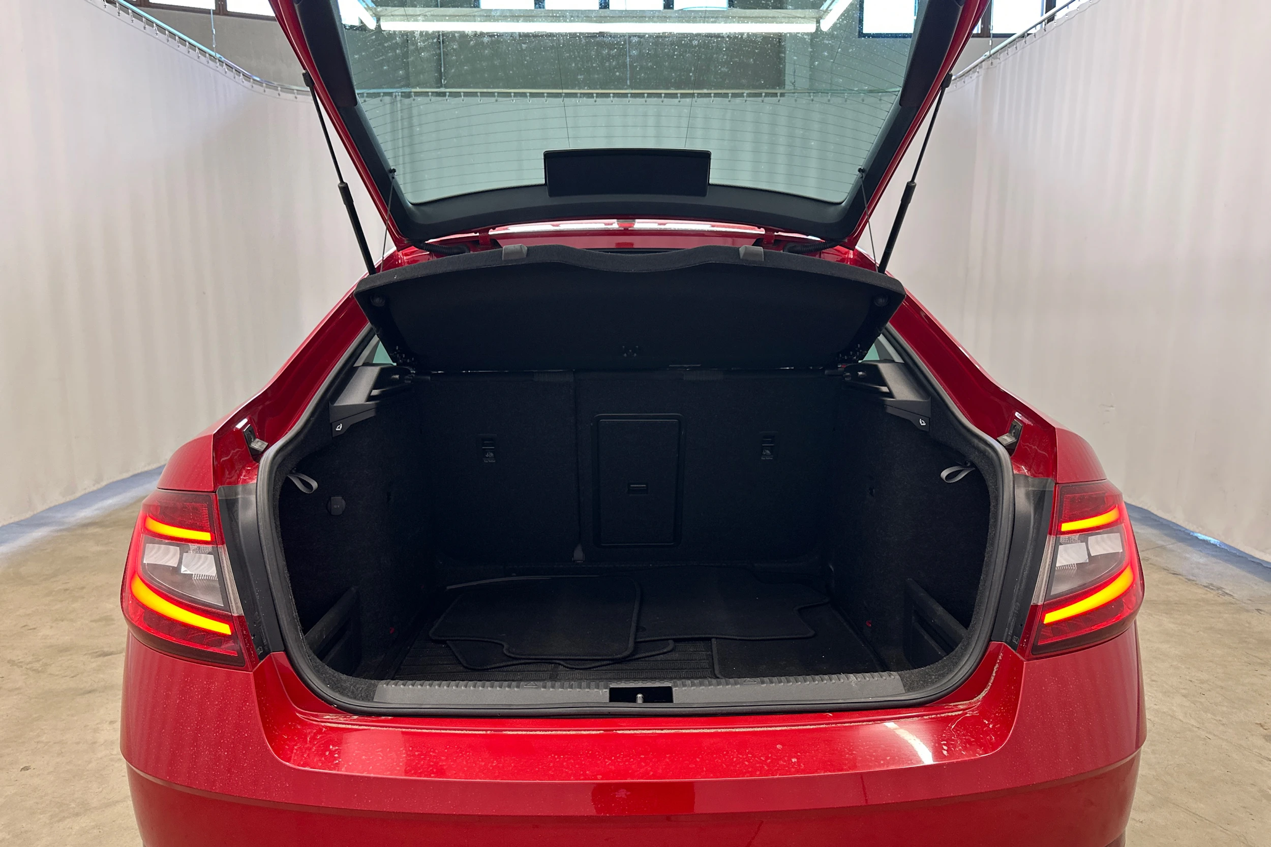 punainen Skoda Octavia 2019 kuva 5.