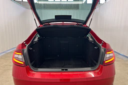 punainen Skoda Octavia 2019 kuva 5.