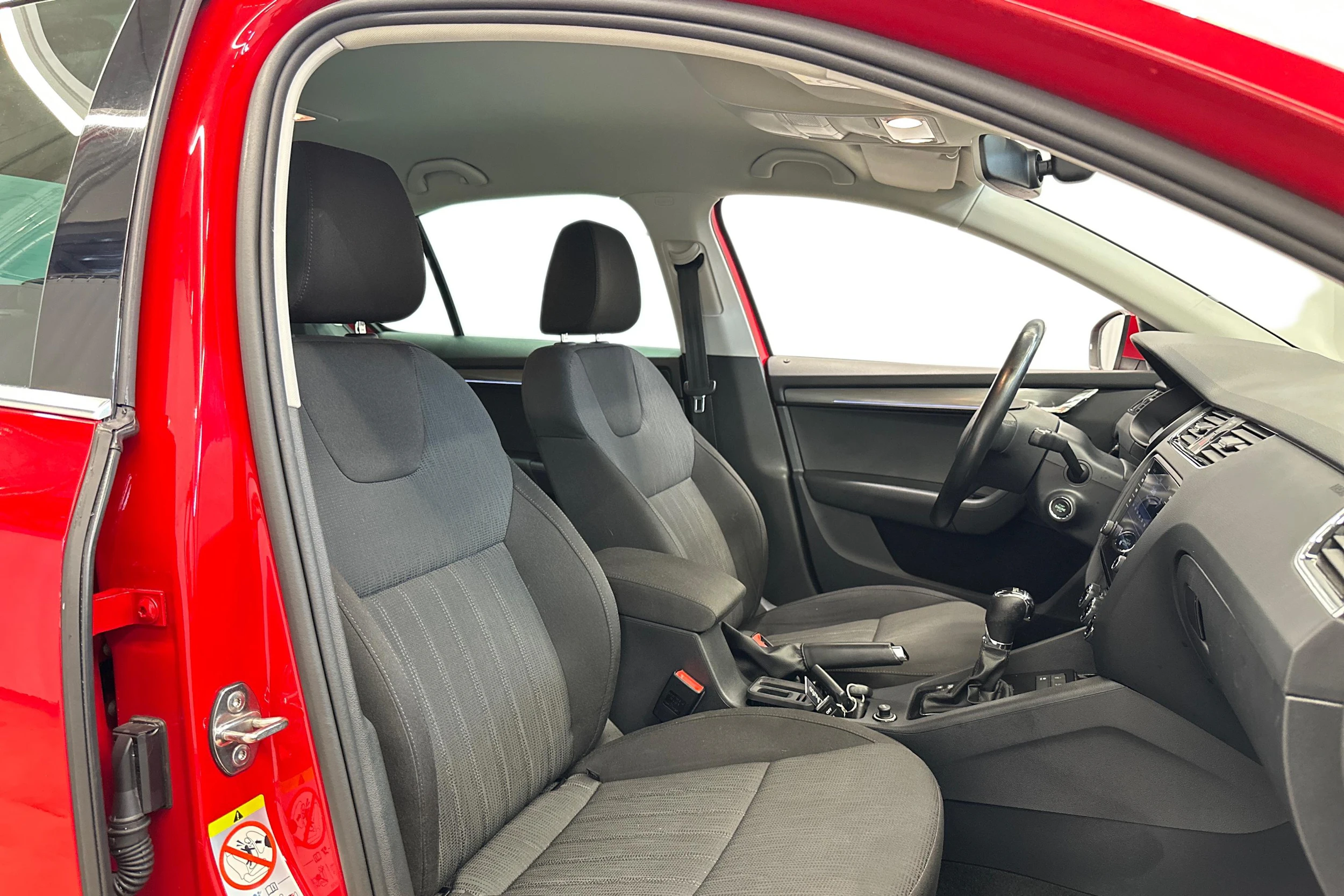 punainen Skoda Octavia 2019 kuva 7.
