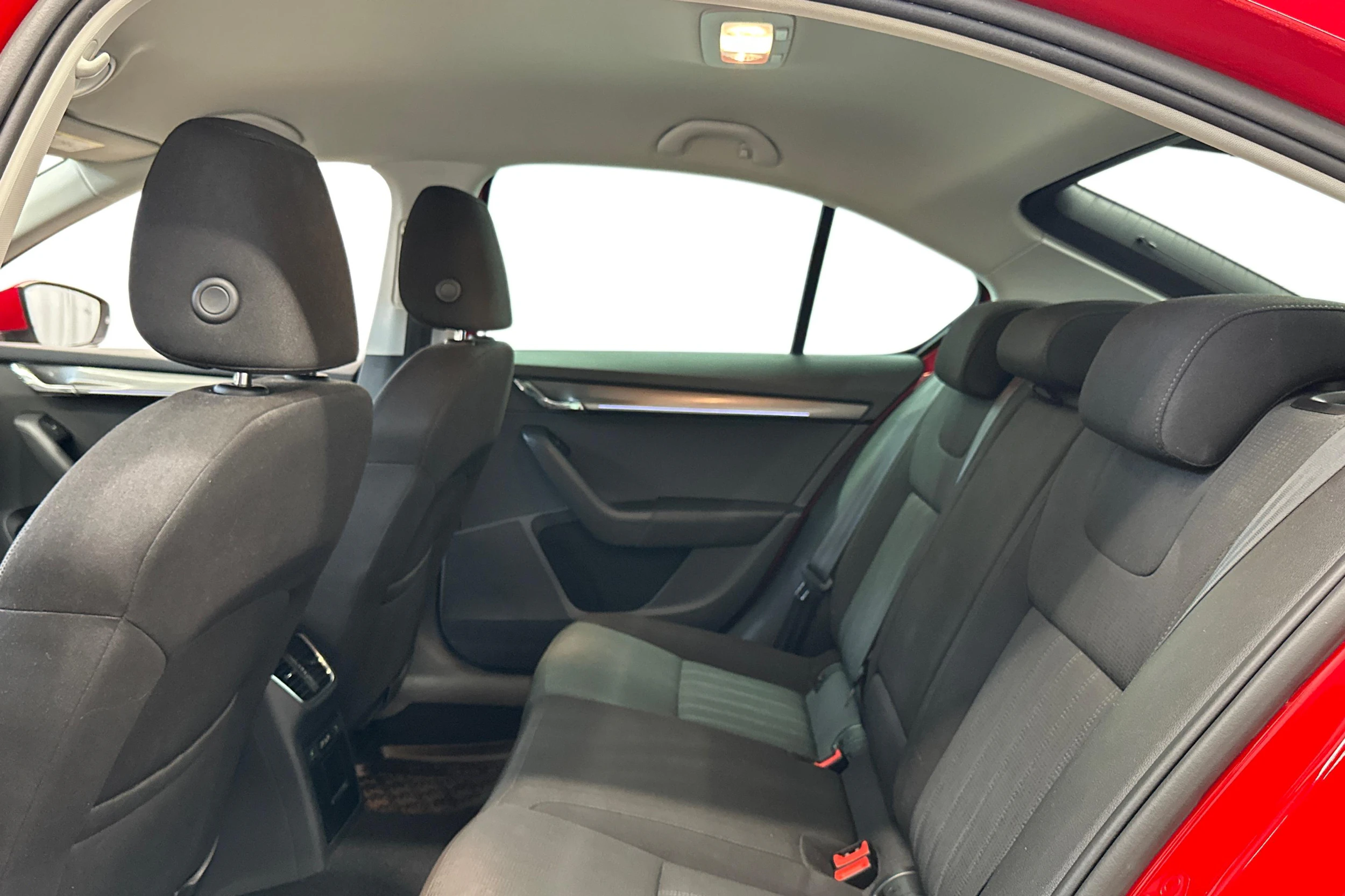 punainen Skoda Octavia 2019 kuva 8.