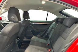 punainen Skoda Octavia 2019 kuva 8.