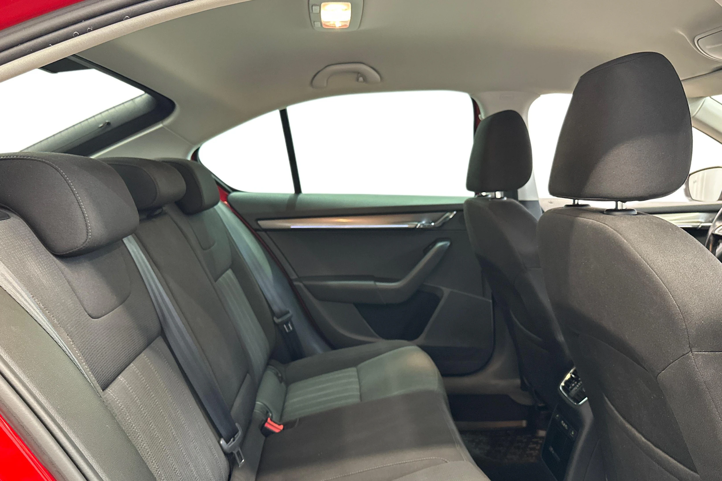 punainen Skoda Octavia 2019 kuva 9.