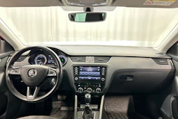 punainen Skoda Octavia 2019 kuva 11.