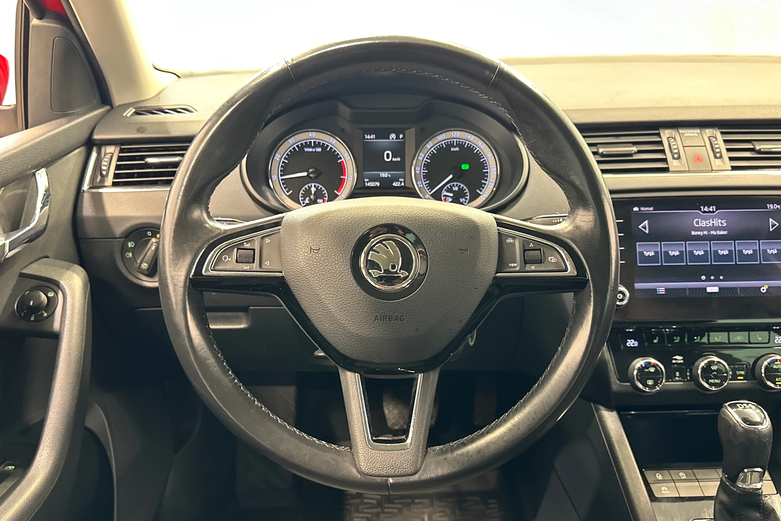 punainen Skoda Octavia 2019 kuva 12.