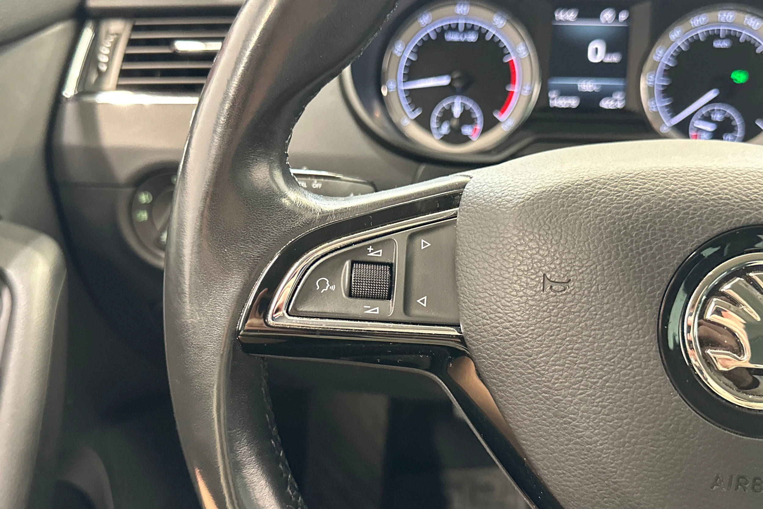 punainen Skoda Octavia 2019 kuva 13.