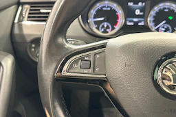 punainen Skoda Octavia 2019 kuva 13.
