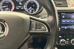 punainen Skoda Octavia 2019 kuva 14.