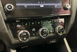 punainen Skoda Octavia 2019 kuva 16.