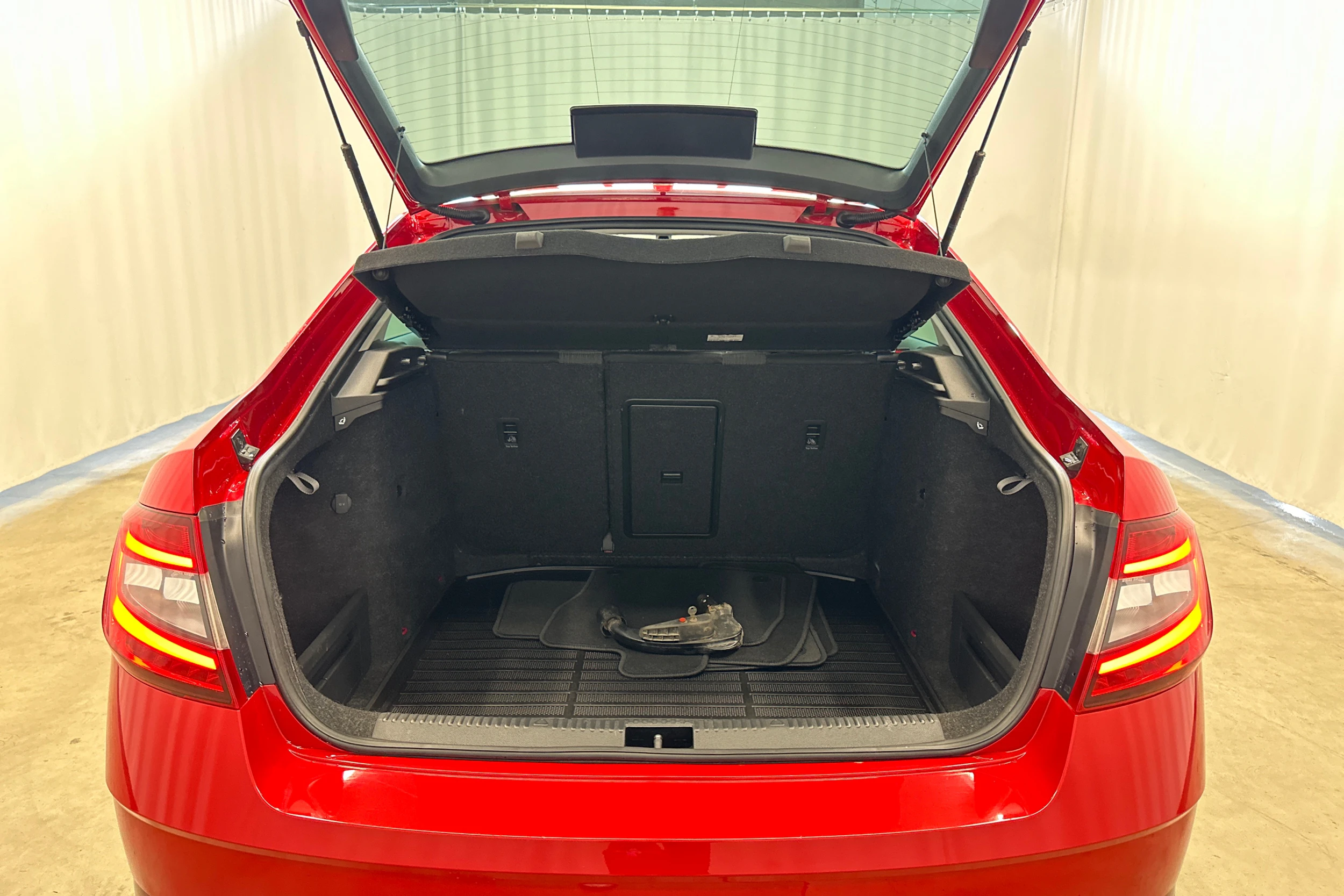 punainen Skoda Octavia 2019 kuva 25.