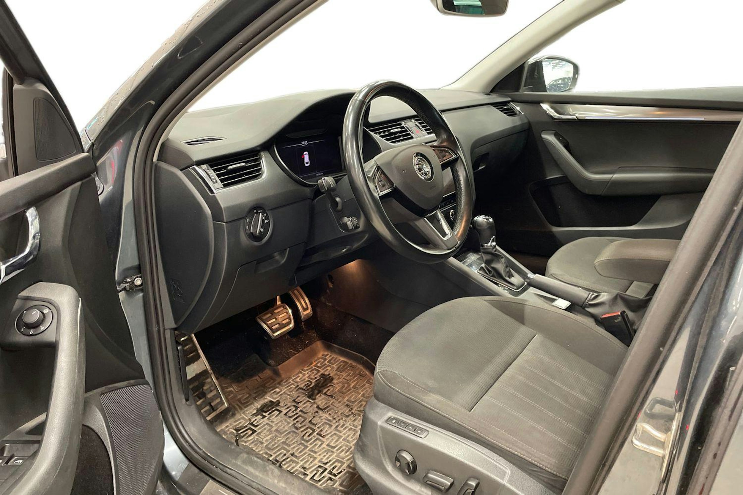 harmaa Skoda Octavia 2019 kuva 3.