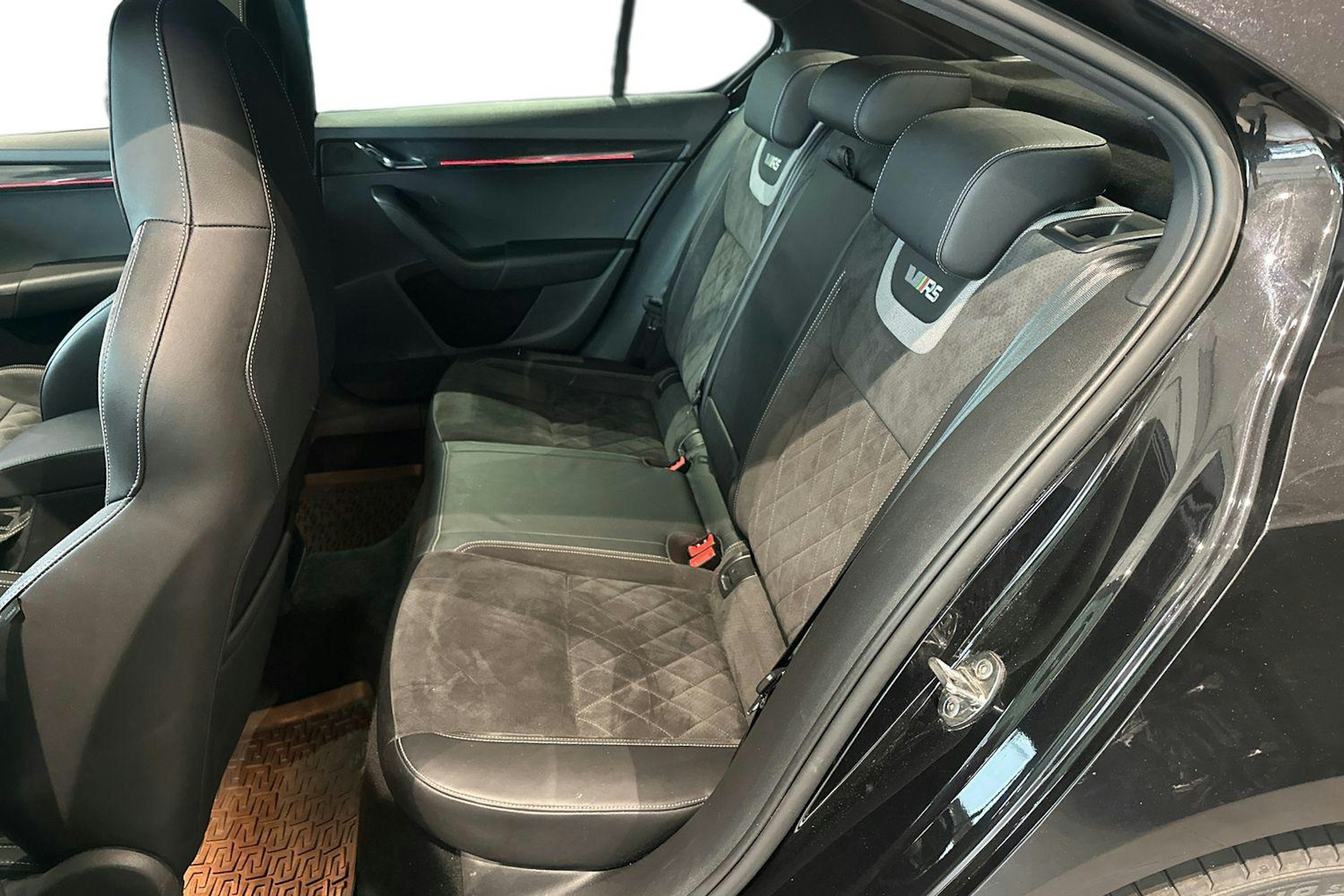 musta Skoda Octavia 2019 kuva 10.