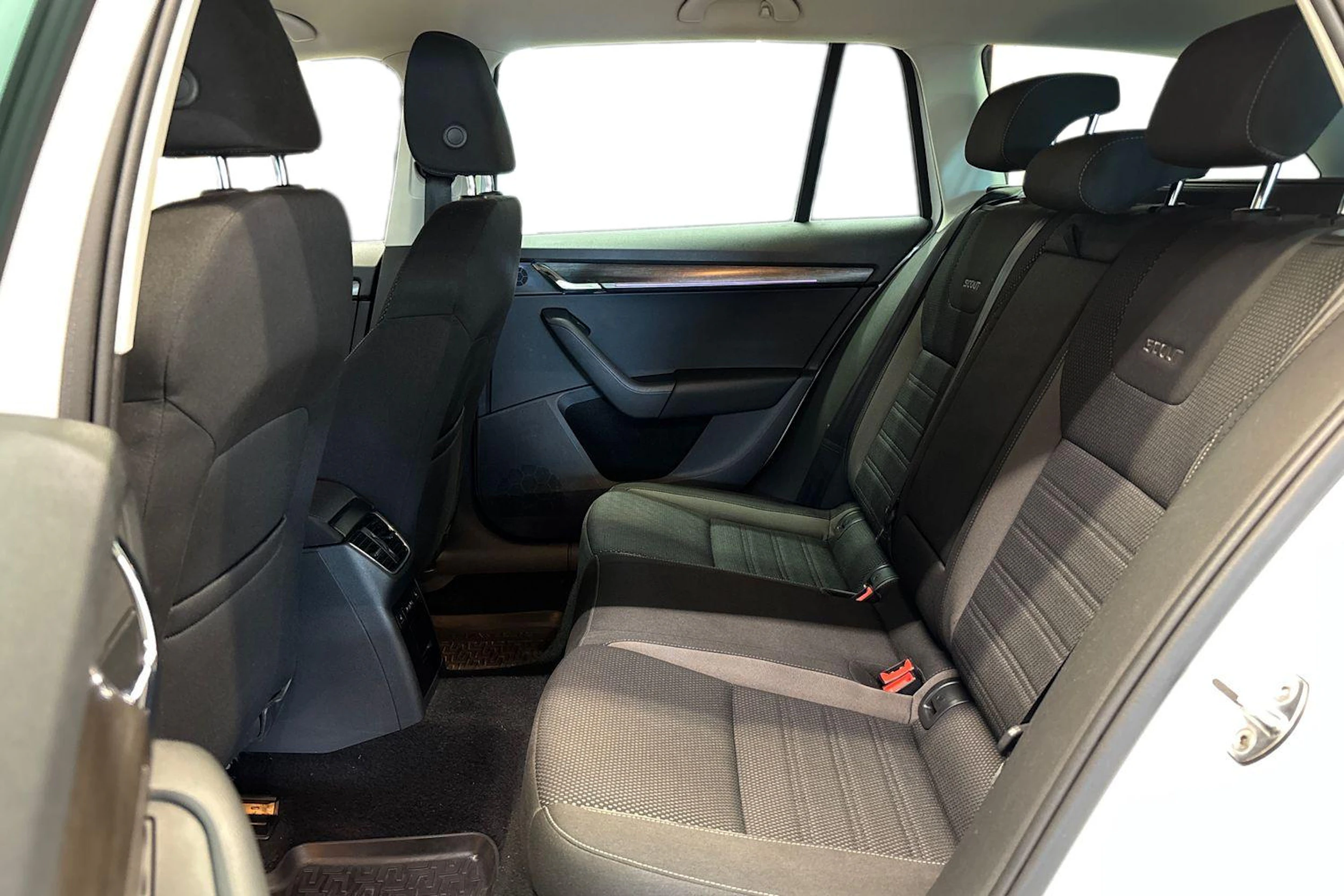 valkoinen Skoda Octavia 2019 kuva 8.