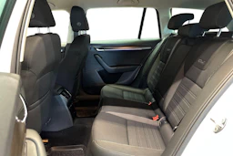 valkoinen Skoda Octavia 2019 kuva 8.