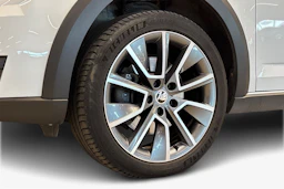 valkoinen Skoda Octavia 2019 kuva 9.