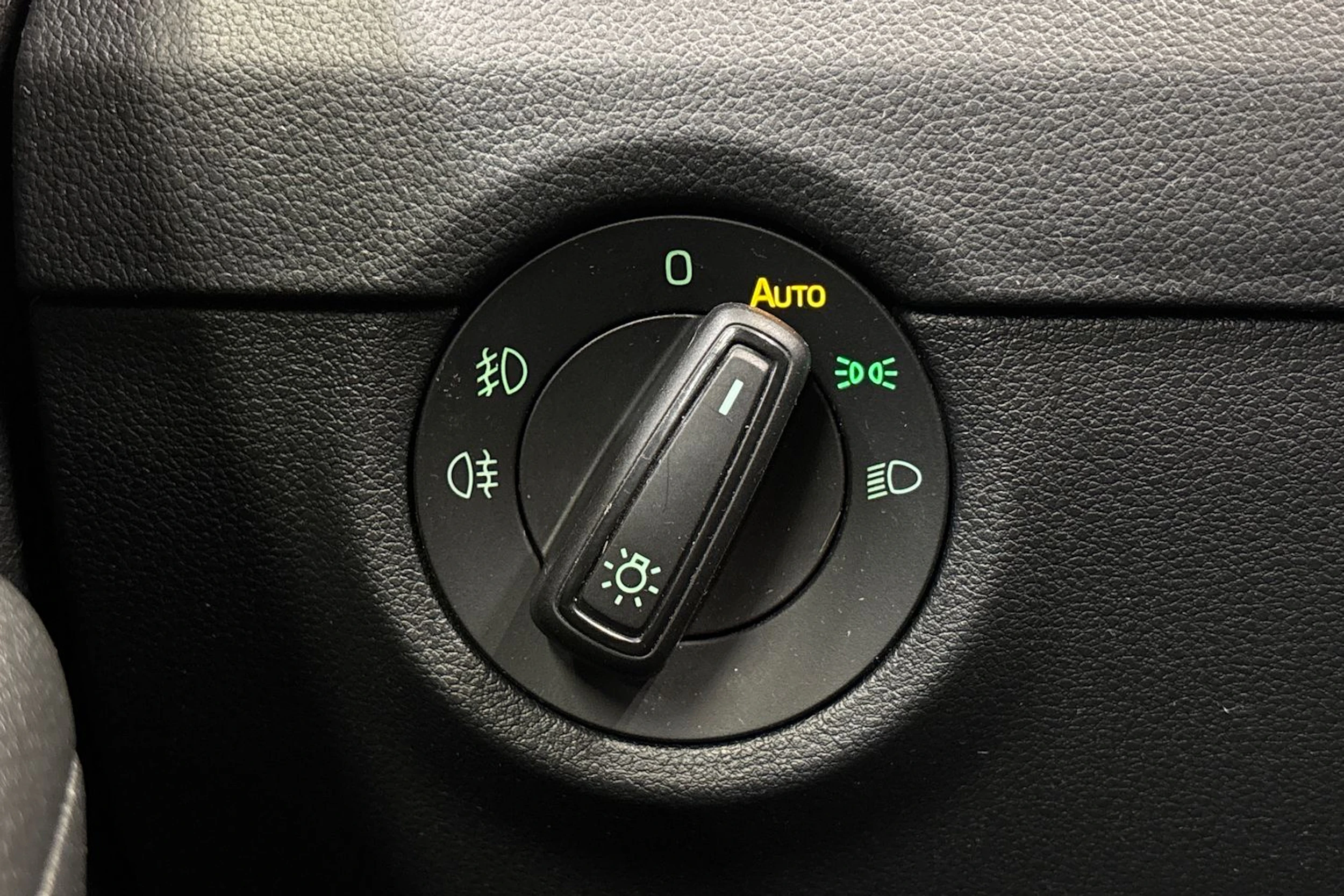 valkoinen Skoda Octavia 2019 kuva 14.