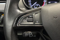 valkoinen Skoda Octavia 2019 kuva 15.