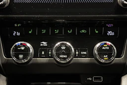valkoinen Skoda Octavia 2019 kuva 23.