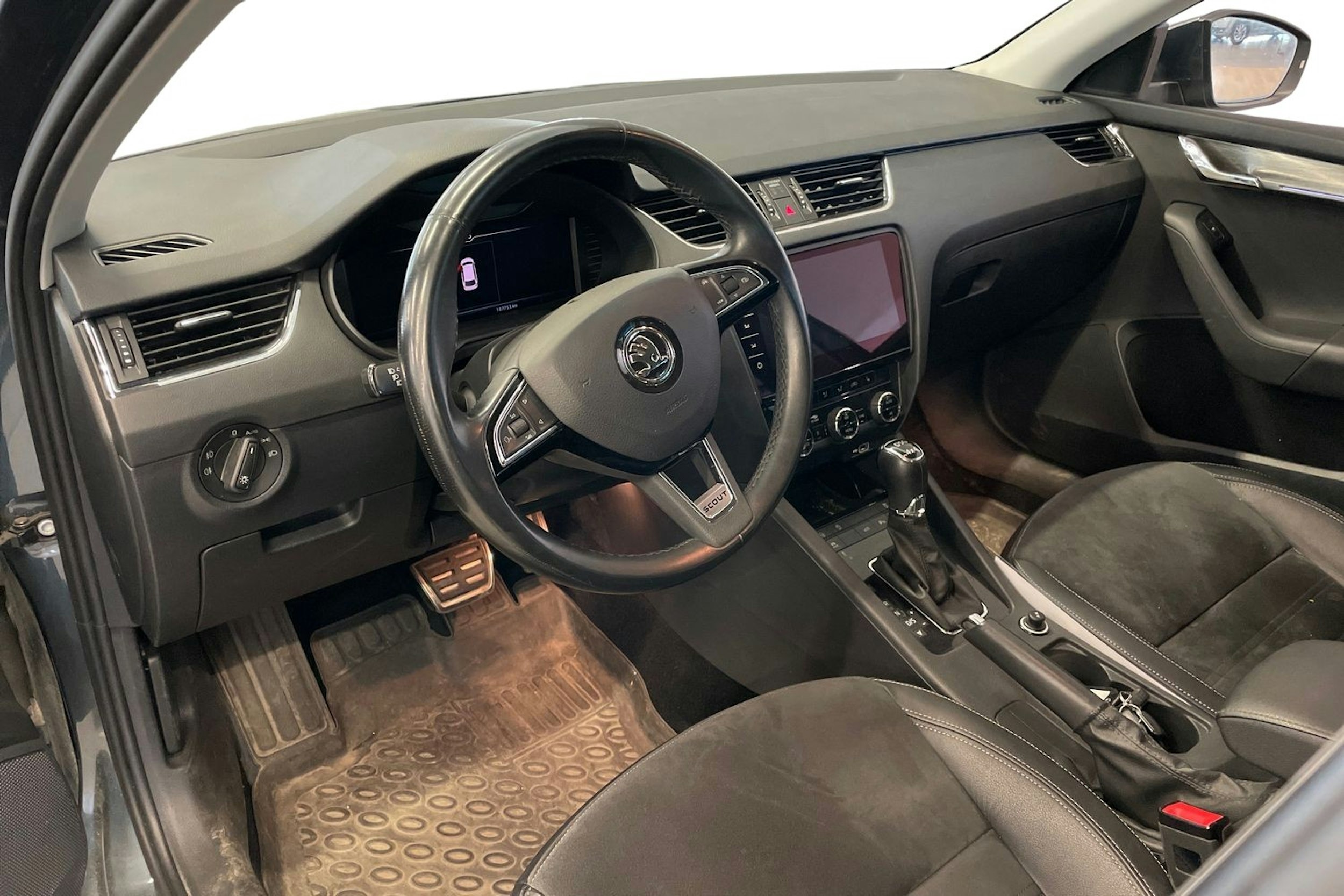 Harmaa Skoda OCTAVIA 2019 kuva 3.