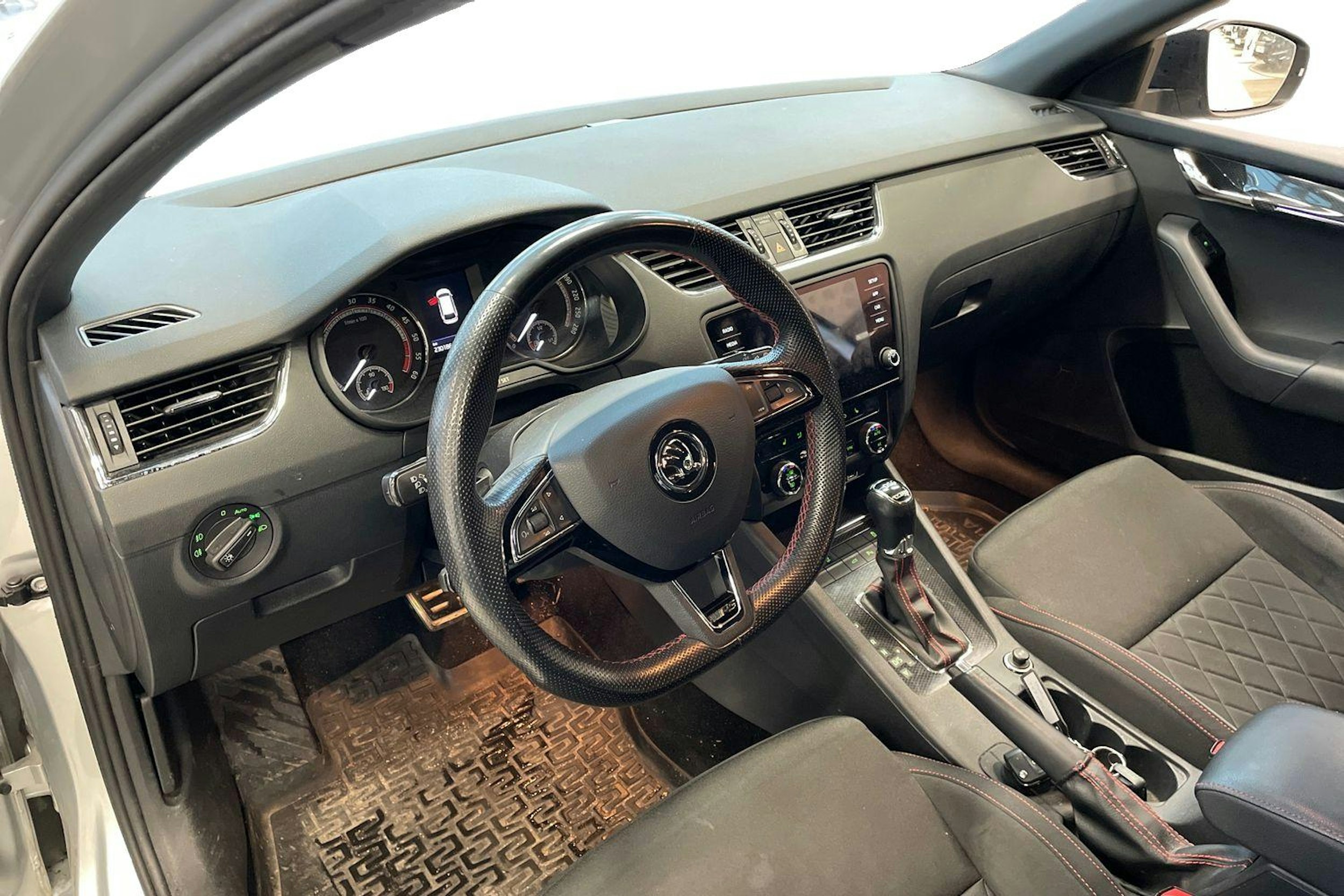 Harmaa Skoda OCTAVIA 2019 kuva 3.