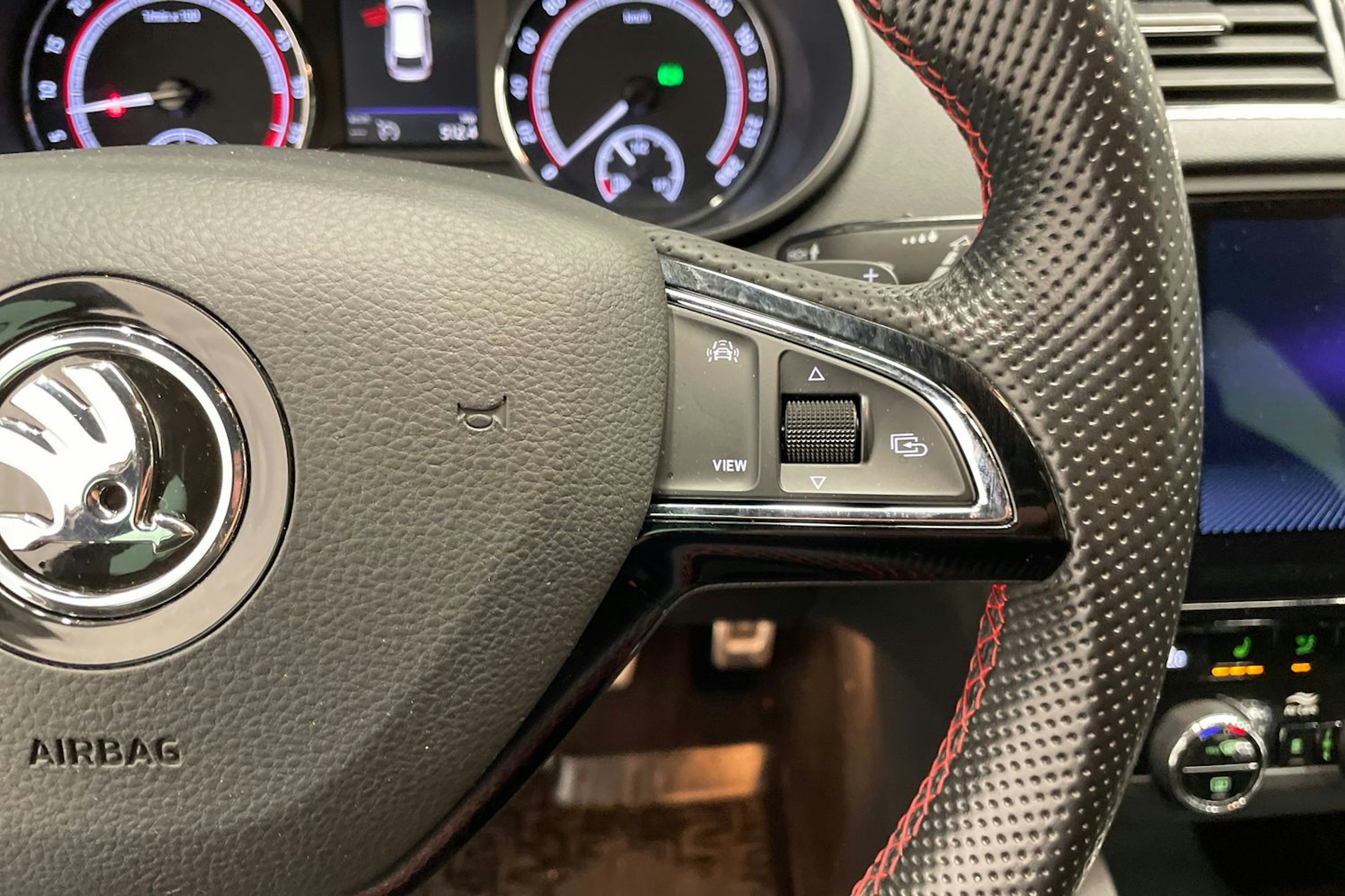 Harmaa Skoda OCTAVIA 2019 kuva 12.