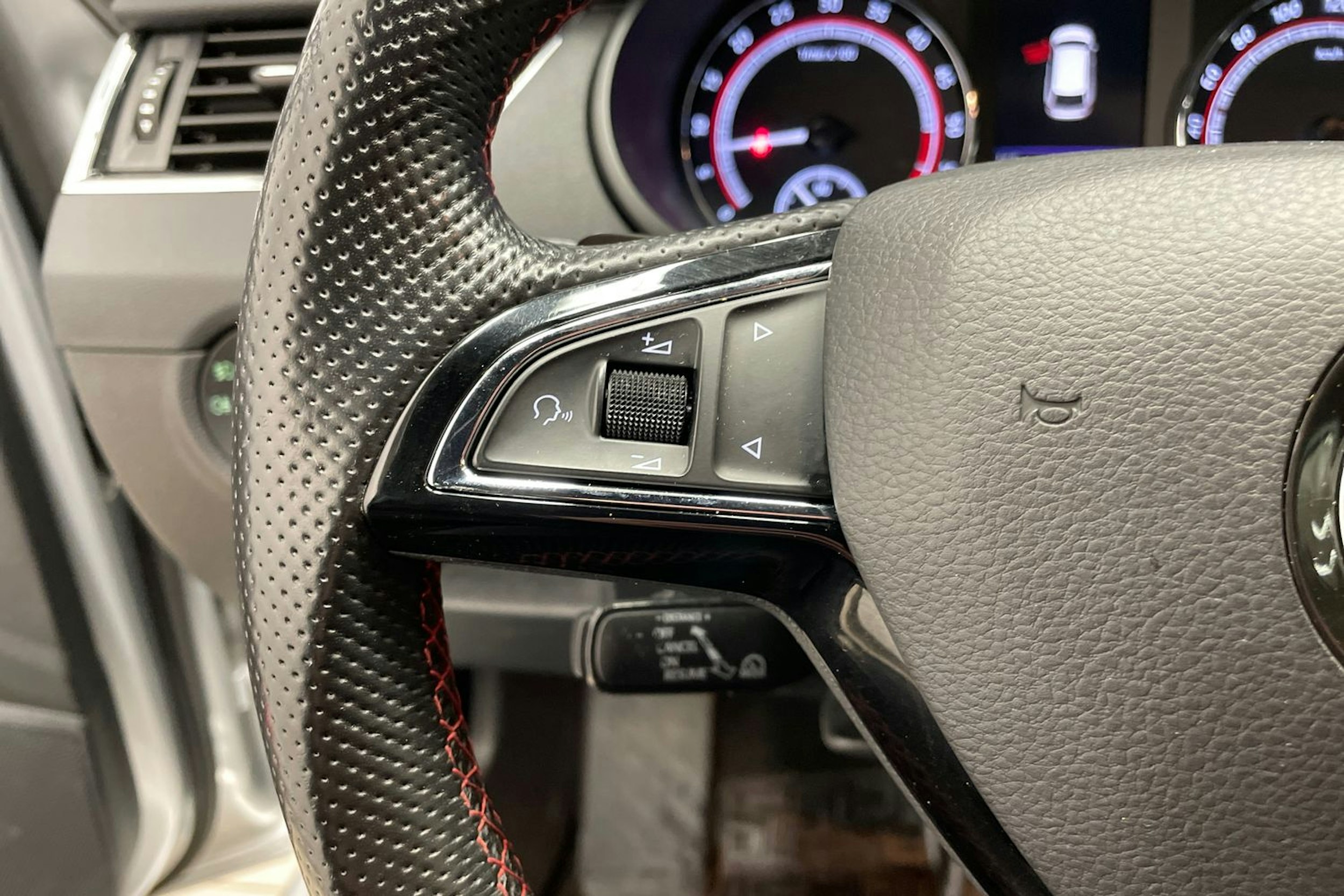 Harmaa Skoda OCTAVIA 2019 kuva 13.