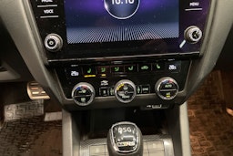 Harmaa Skoda OCTAVIA 2019 kuva 15.