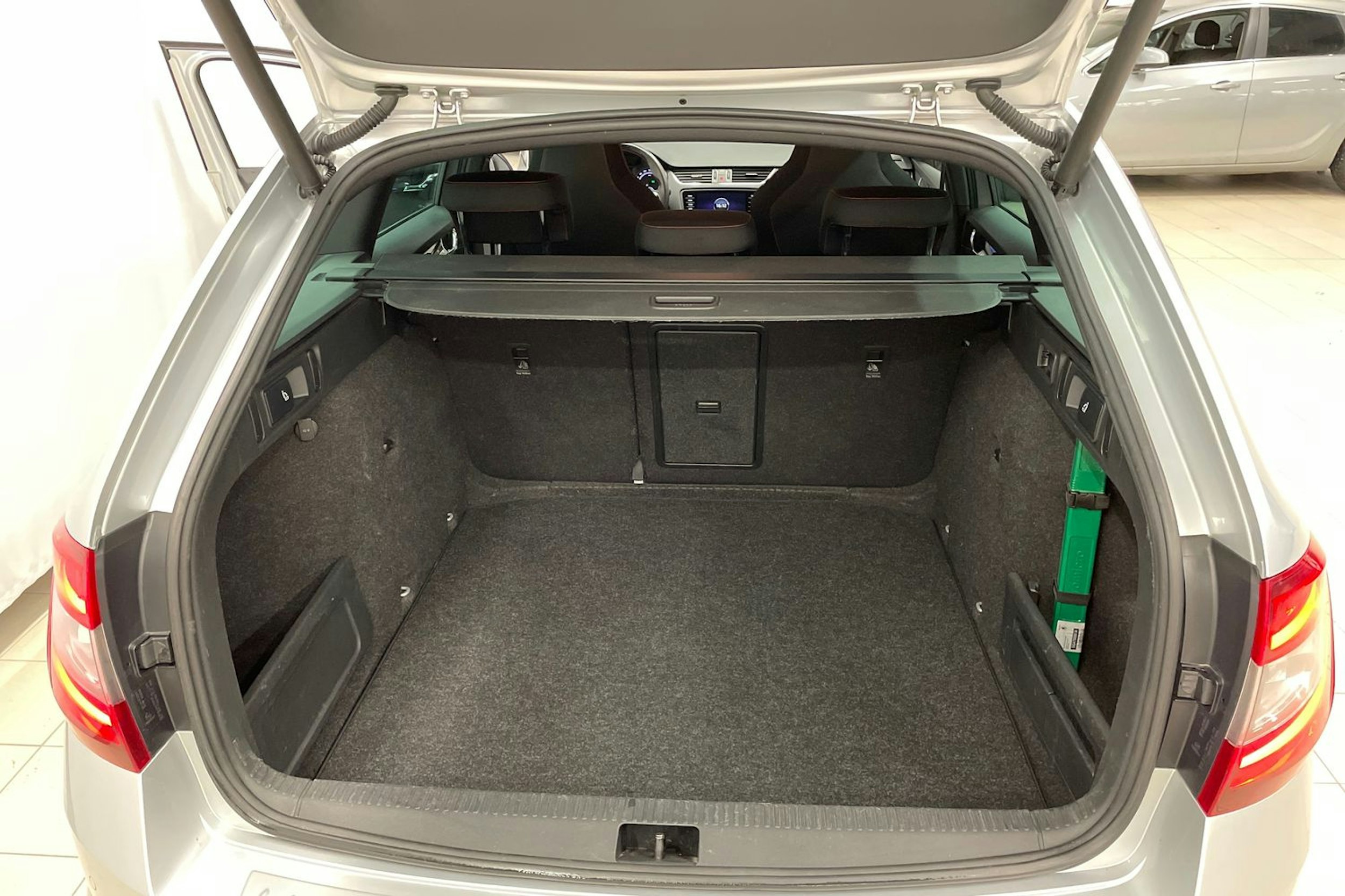 Harmaa Skoda OCTAVIA 2019 kuva 20.