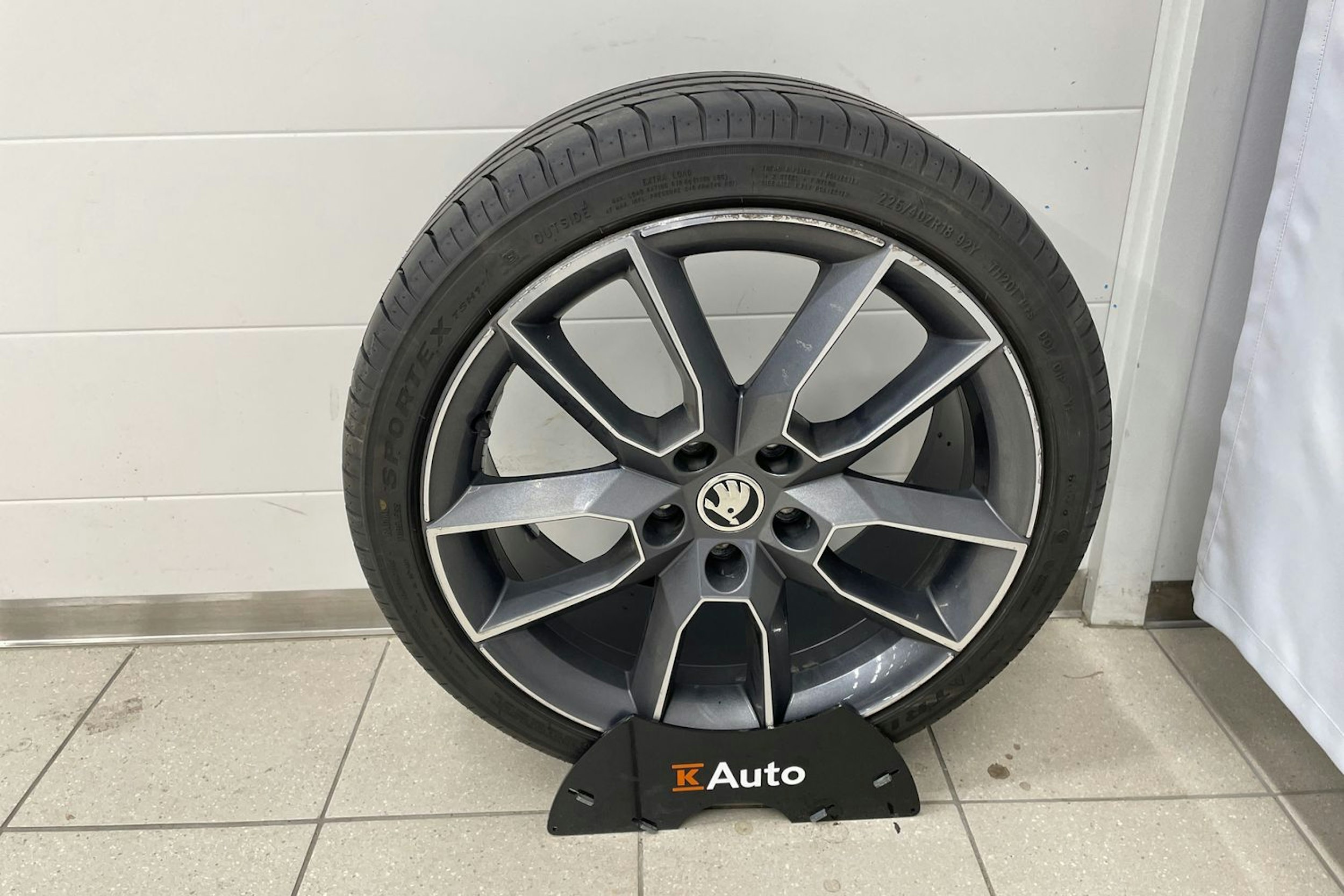 Harmaa Skoda OCTAVIA 2019 kuva 23.