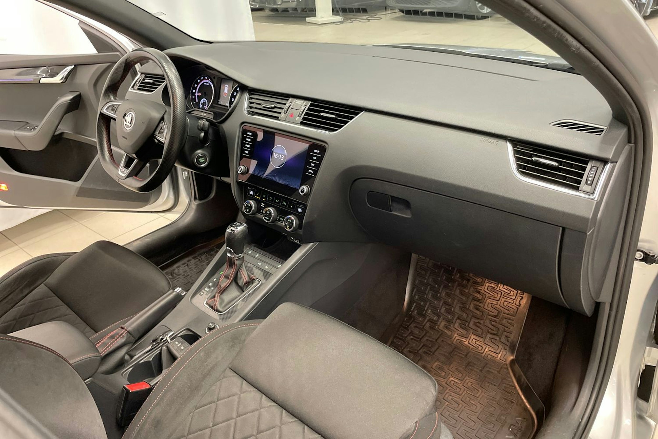 Harmaa Skoda OCTAVIA 2019 kuva 25.