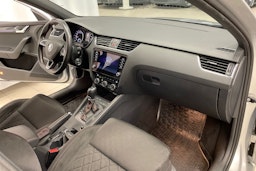 Harmaa Skoda OCTAVIA 2019 kuva 25.