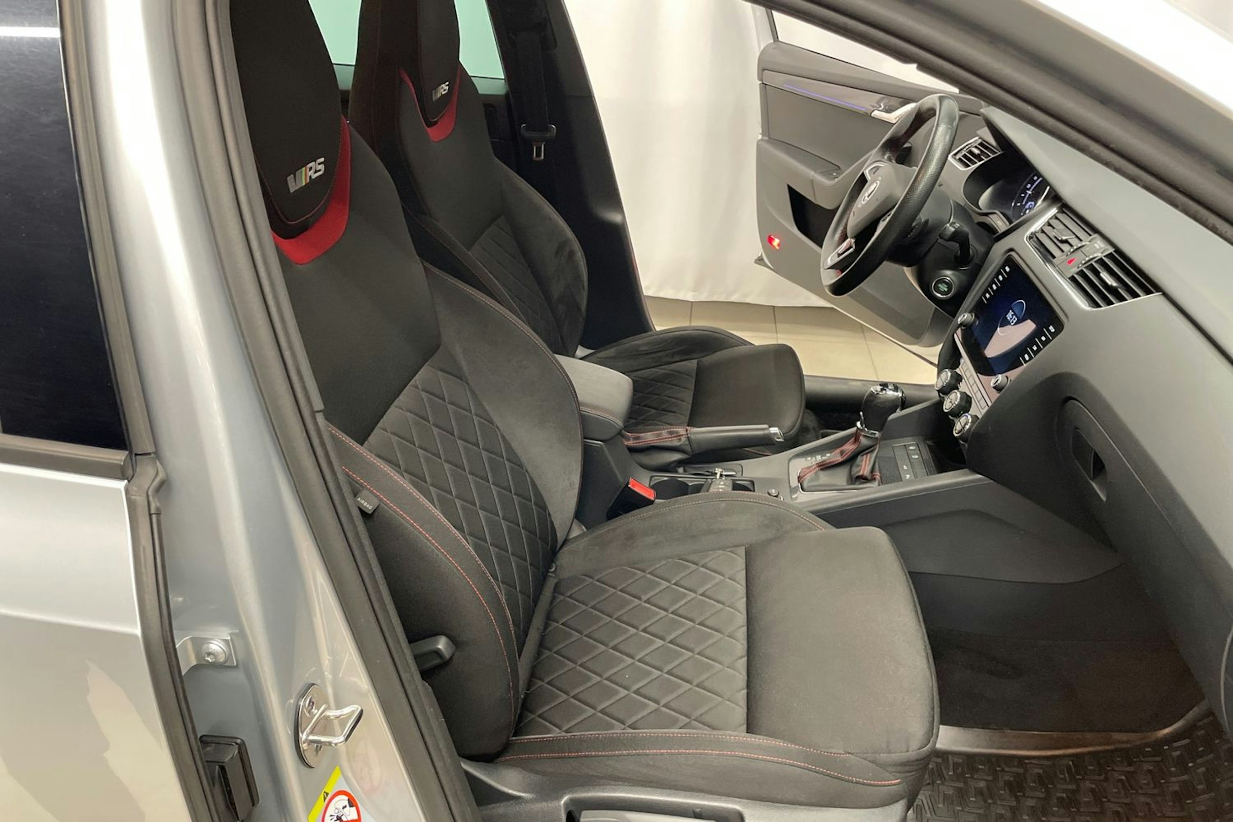 Harmaa Skoda OCTAVIA 2019 kuva 26.