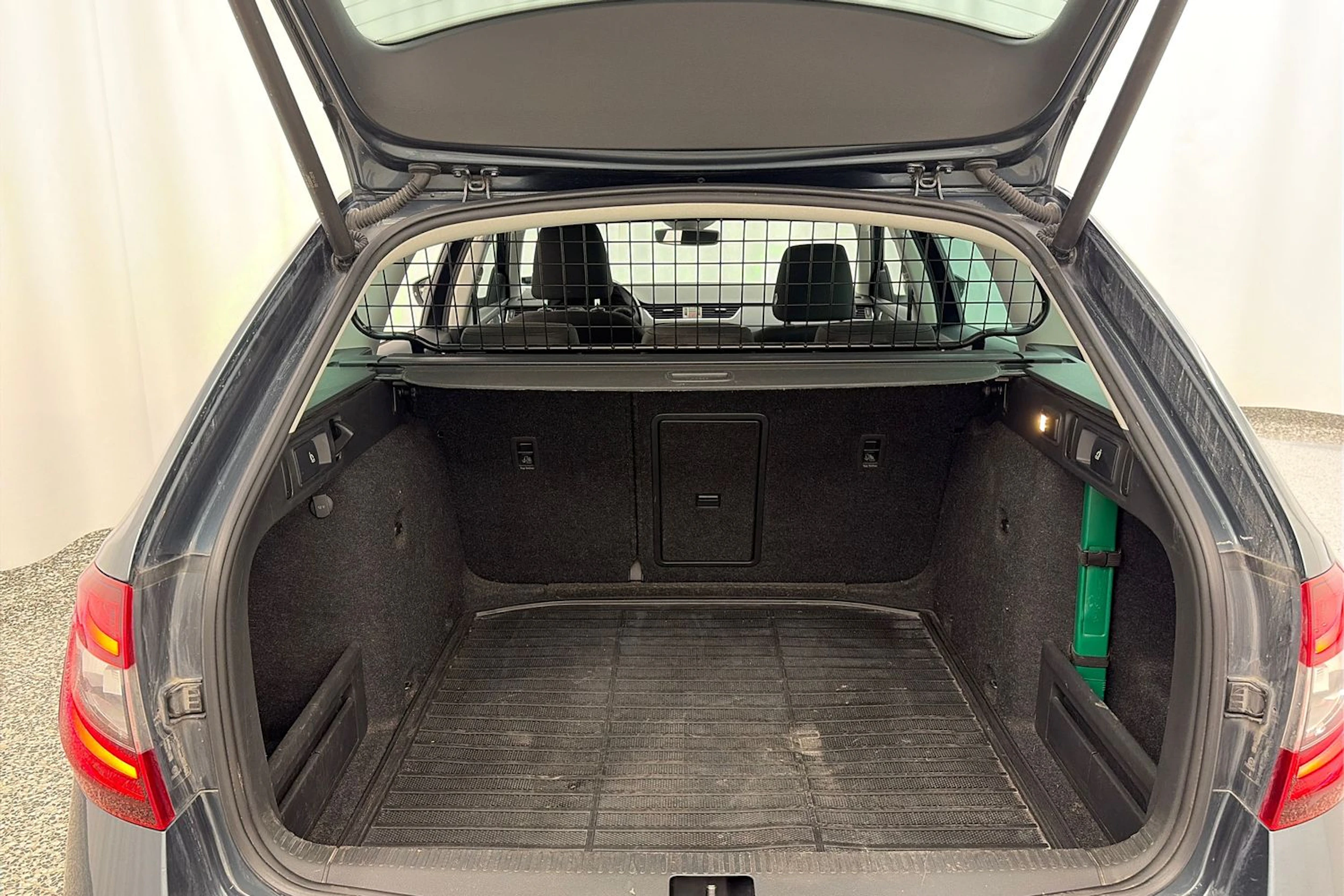 Harmaa Skoda OCTAVIA 2019 kuva 11.